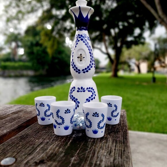 Clase Azul Tequila Bottle with 4 Shot Glasses – Empty 750ml - Picture 2 of 3